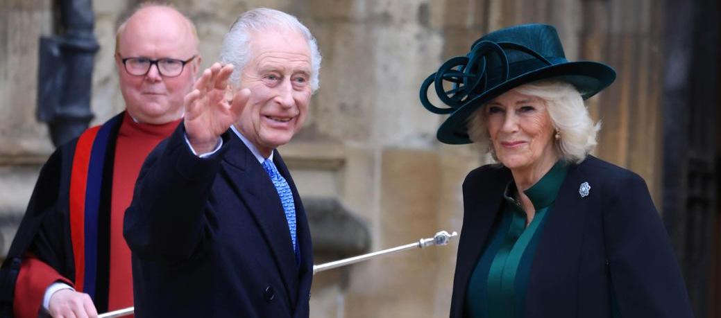 El rey Carlos III y la reina Camila en la misa de Pascua este domingo.