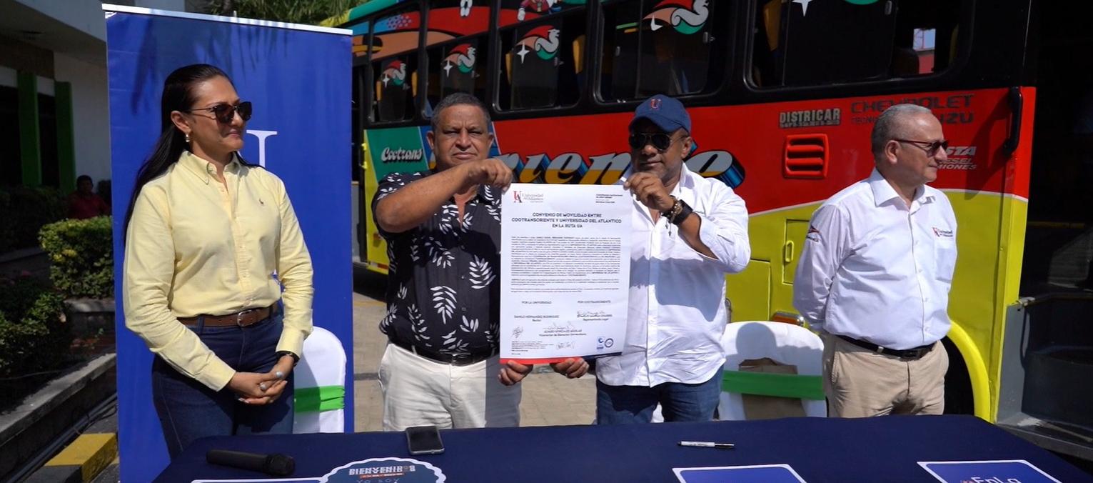 El gerente de Cootransoriente, Epimelio Manga, y el Vicerrector de Bienestar Universitario, Álvaro González.