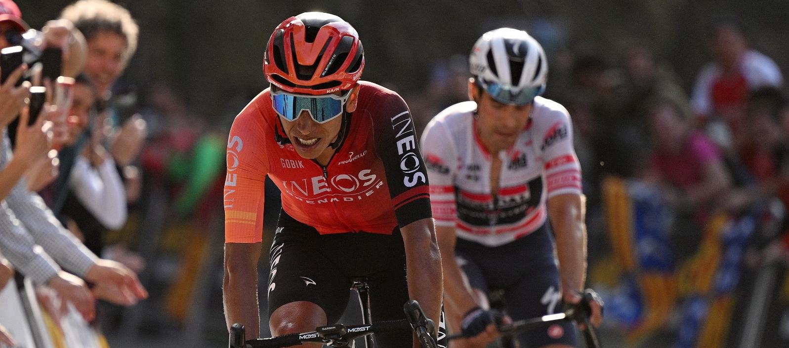 Egan Bernal y de fondo Mikel Landa.