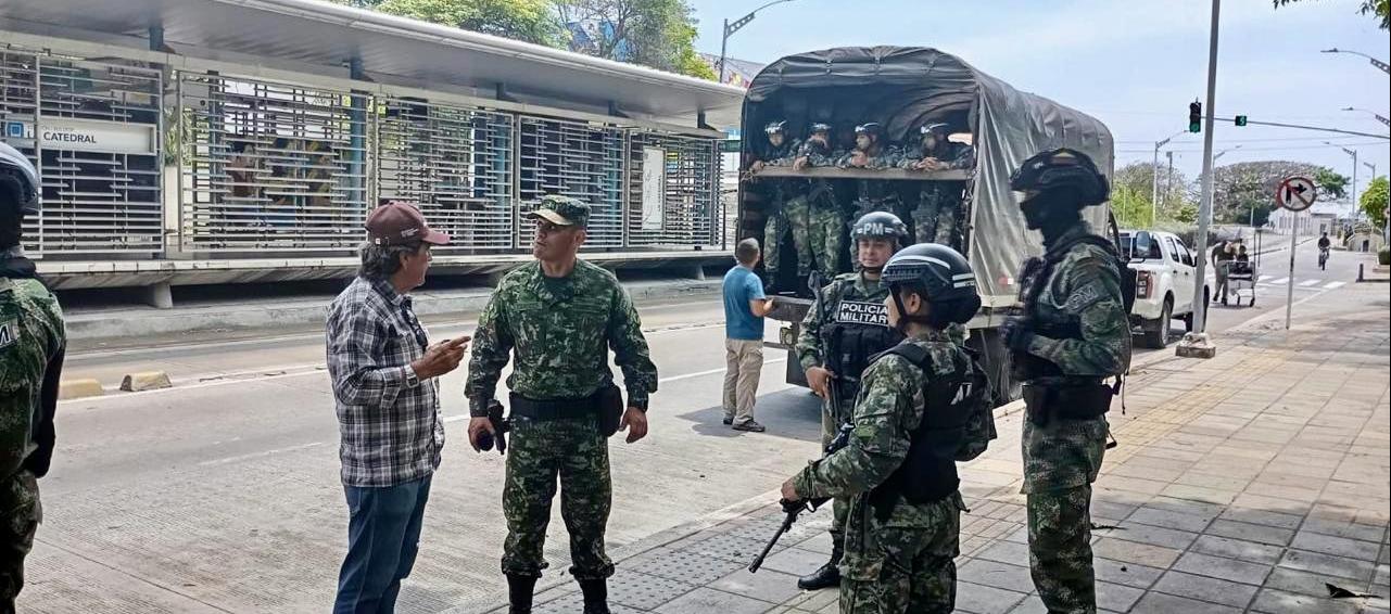 Los soldados velan por la seguridad en las calles de la ciudad.
