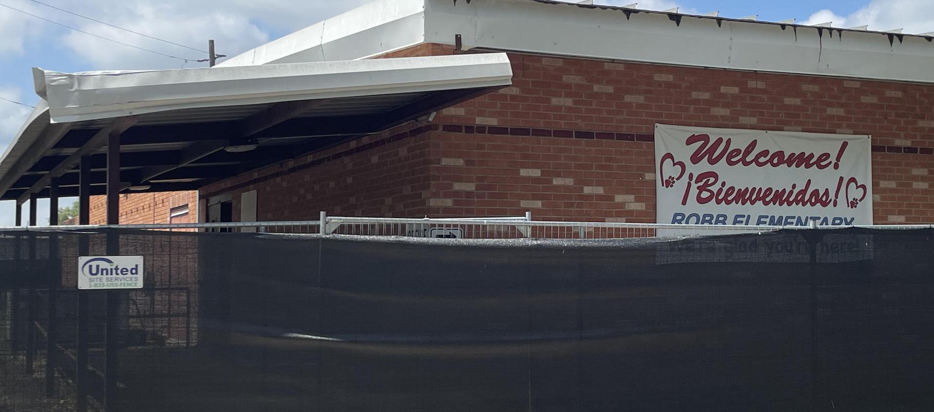  Fachada de la Escuela Primaria Robb en Uvalde, Texas. 