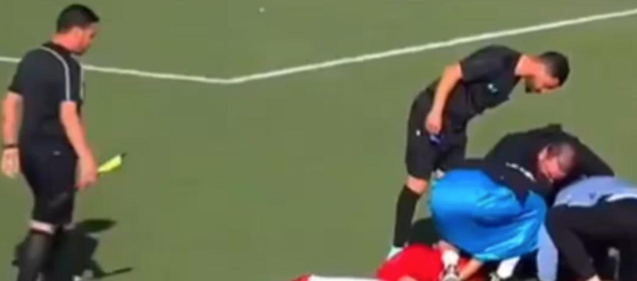 Jugador siendo atendido en el estadio. 