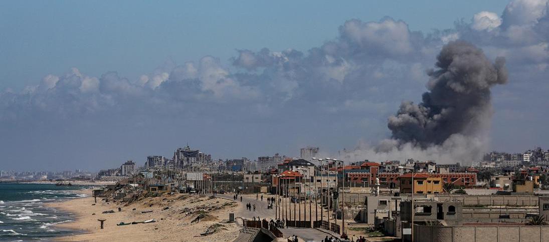 El humo se eleva tras un ataque aéreo israelí en la ciudad de Gaza.