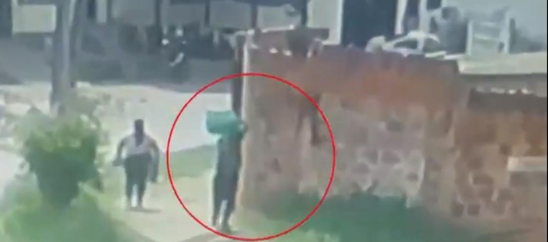 Giovanny Díaz cargando la lona verde.