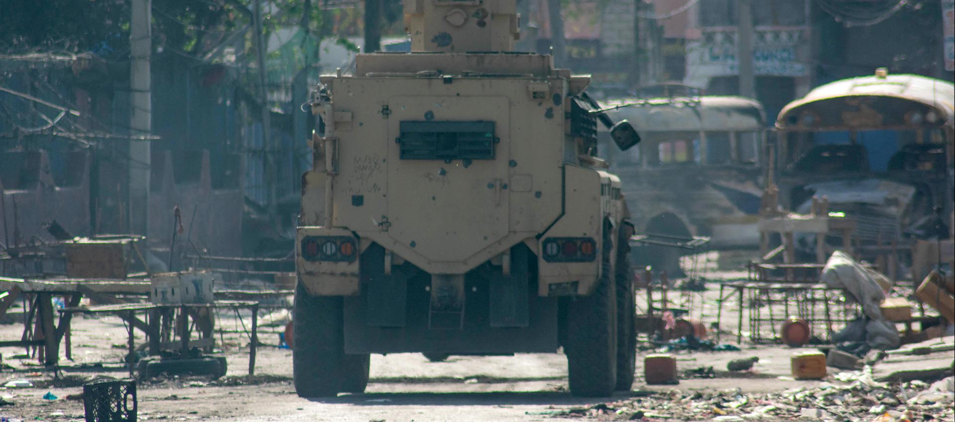 Un carro blindado circulando en el centro de Puerto Príncipe.