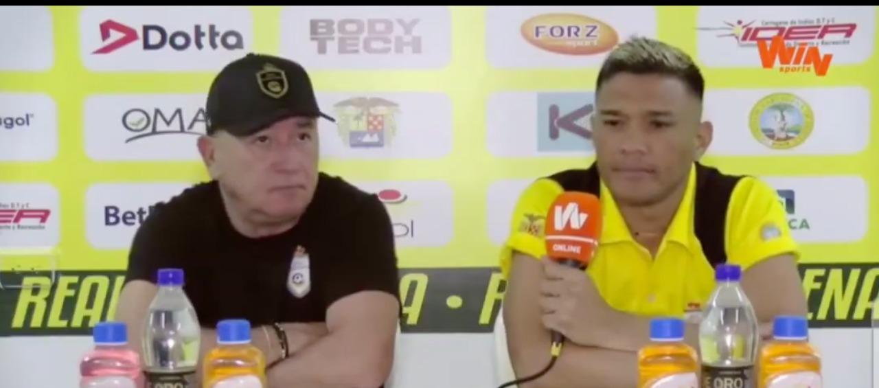 Teófilo Gutiérrez en la rueda de prensa junto al técnico Alberto Suárez.