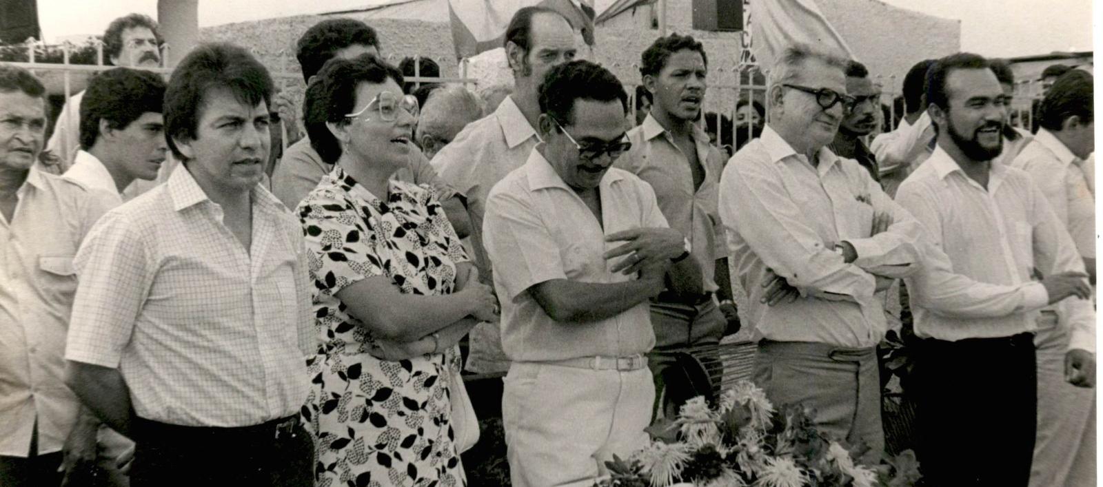 José Consuegra Higgins (tercero de izquierda a derecha).