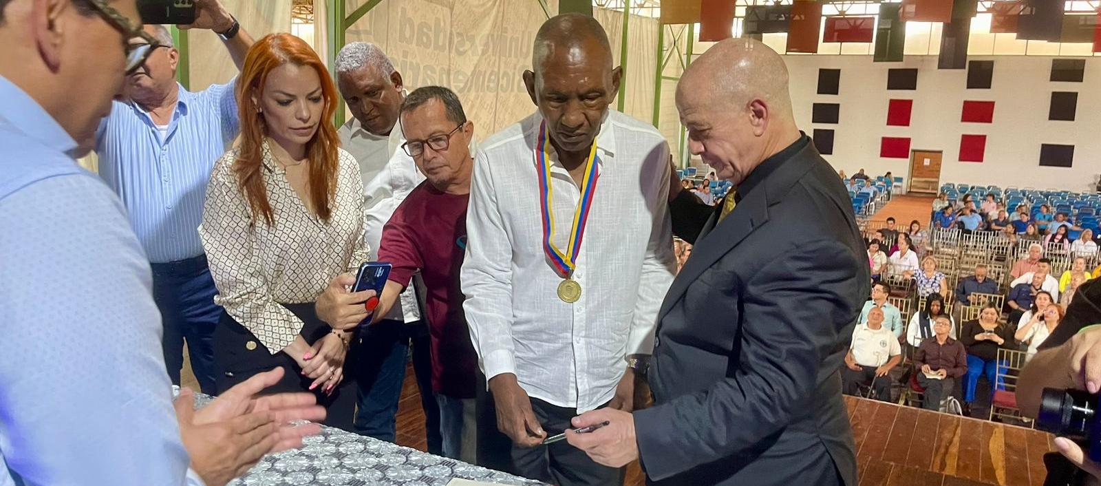 Antonio Cervantes ‘Kid Pambelé’ con su título de Profesor Honorífico Deportivo