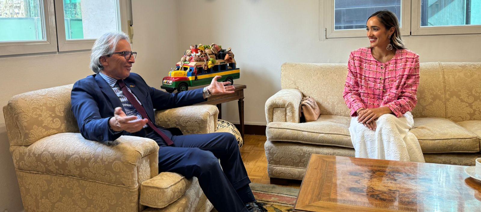 Meme Cure junto a Eduardo Ávila, embajador de Colombia en España.