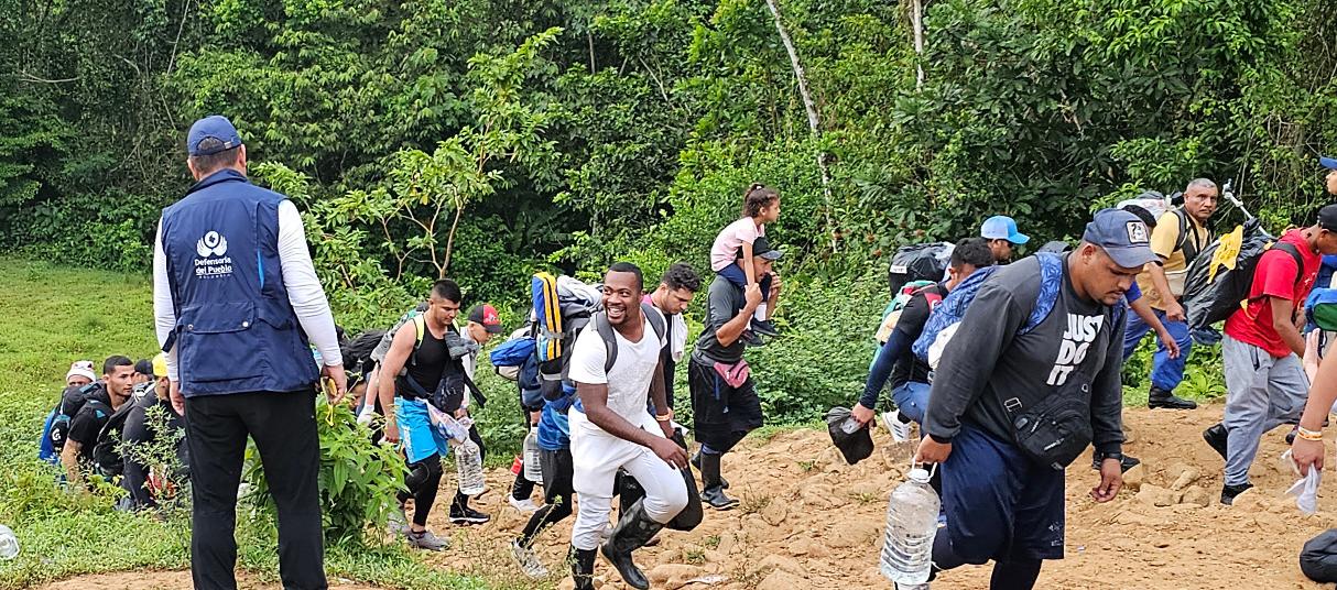 Migrantes cruzando la selva del Darién. 