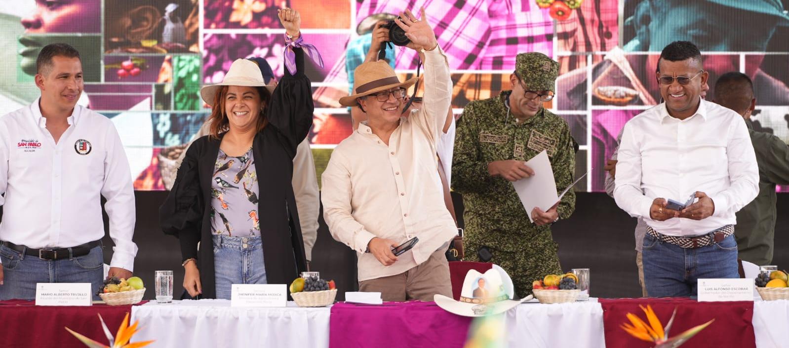 La Ministra de Agricultura, Jhenifer Mojica, y el Presidente Gustavo Petro.