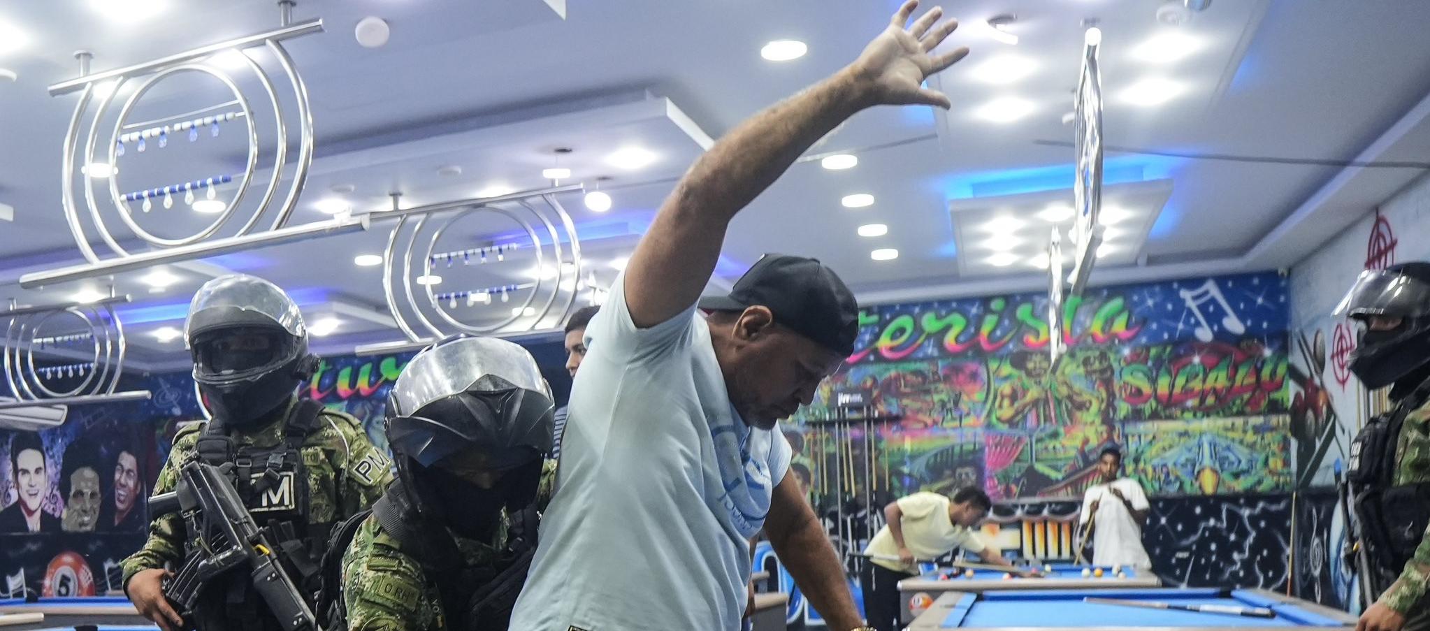 Operativo del Ejército en un billar de la ciudad.