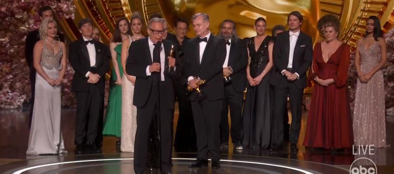 El elenco en pleno de 'Oppenheimer', gran triunfadora de la edición 96 de los Óscar