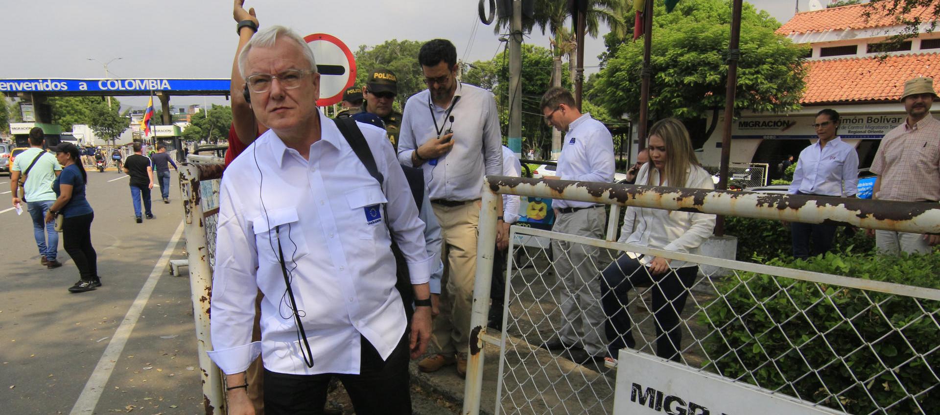 Peter Wagner, jefe del Servicio de Instrumentos de Política Exterior recorre el Puente Simón Bolívar.