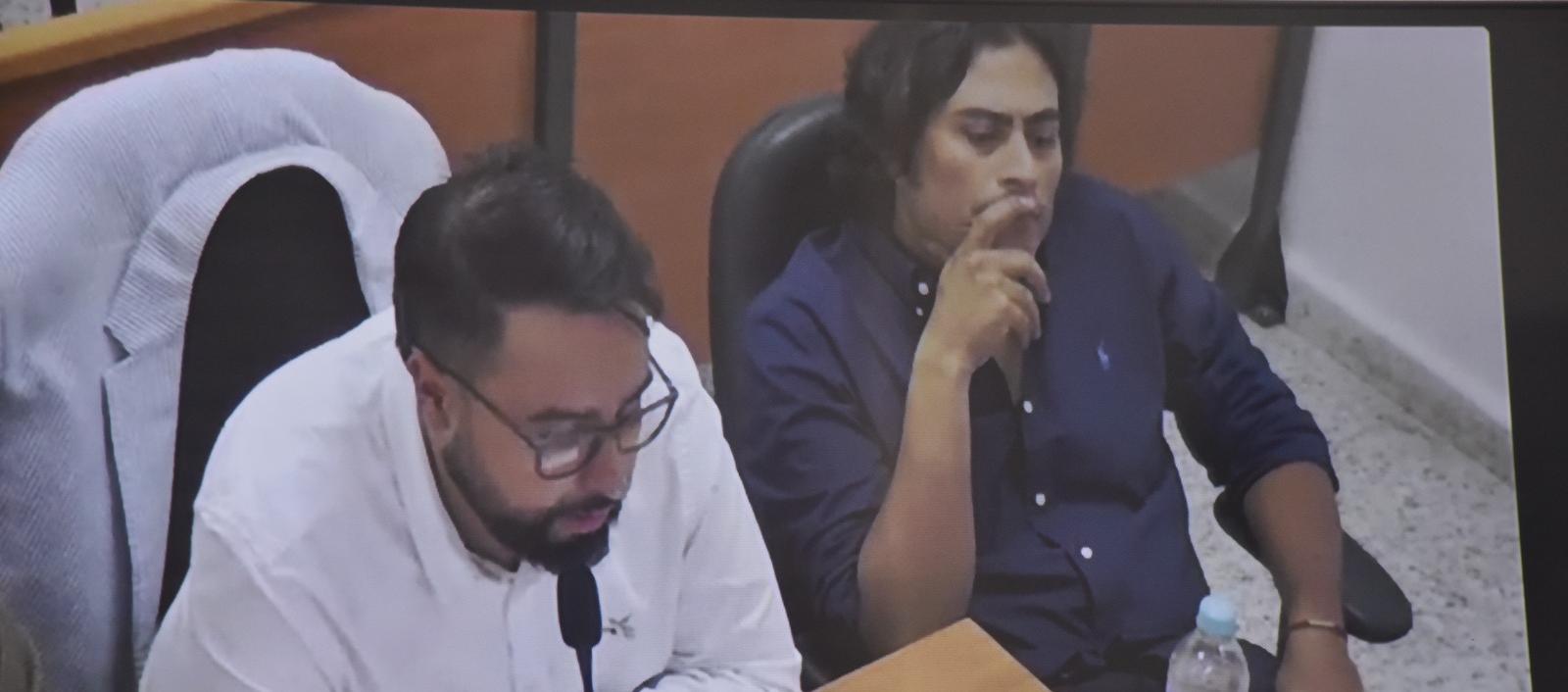 Nicolás Petro (azul) durante su última audiencia.