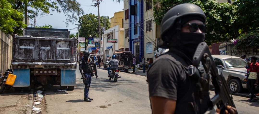 Policías patrullan las calles de Puerto Príncipe.
