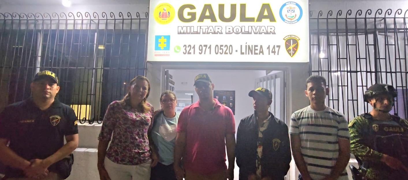 Los mantuvieron retenidos dentro de su vehículo, amenazándolos con violencia. 