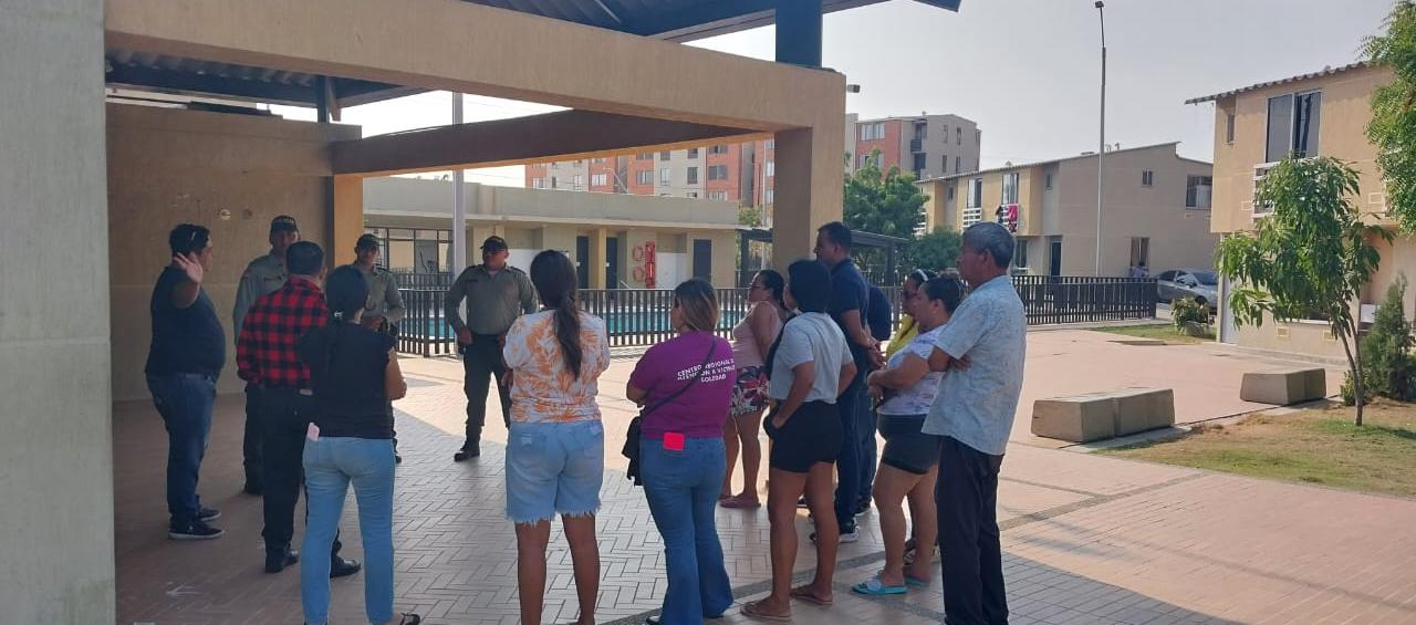 Reunión de la Policía con la comunidad del conjunto Puerto Flauta. 