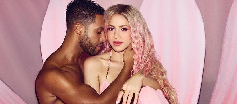 Shakira posa junto al reconocido actor Lucien Laviscount.