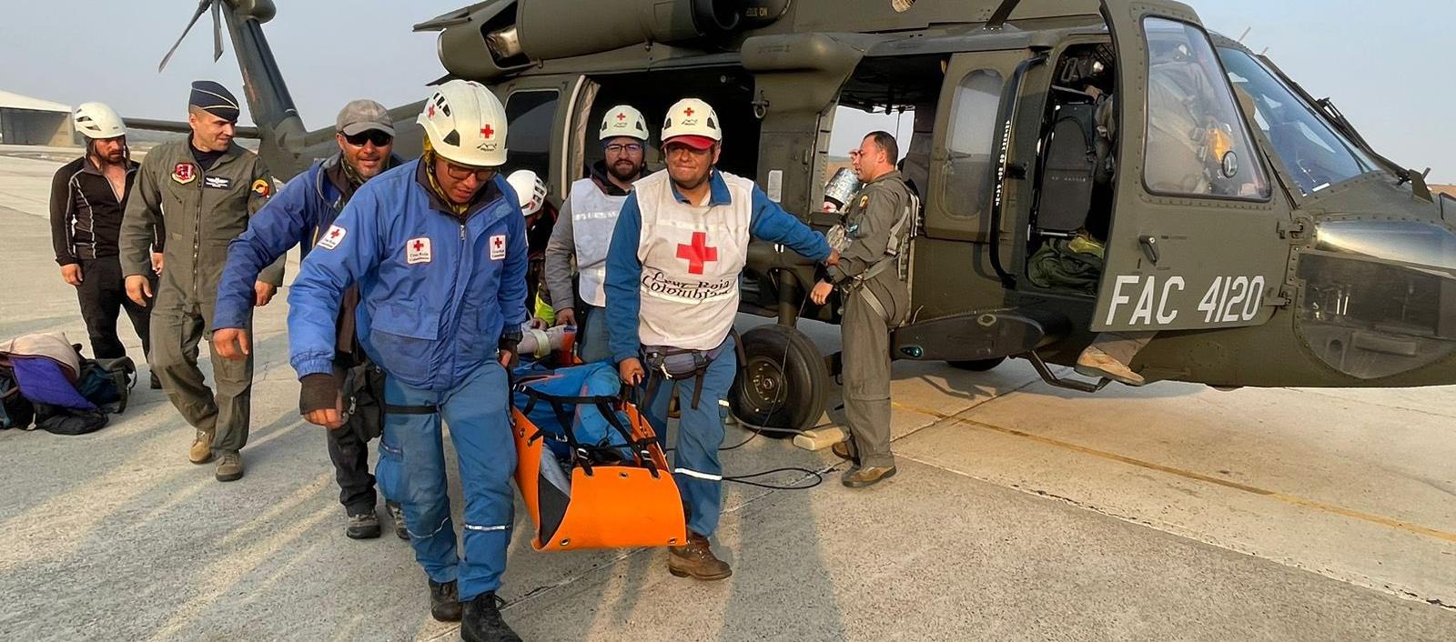 La Cruz Roja trasladando a los parapentistas.