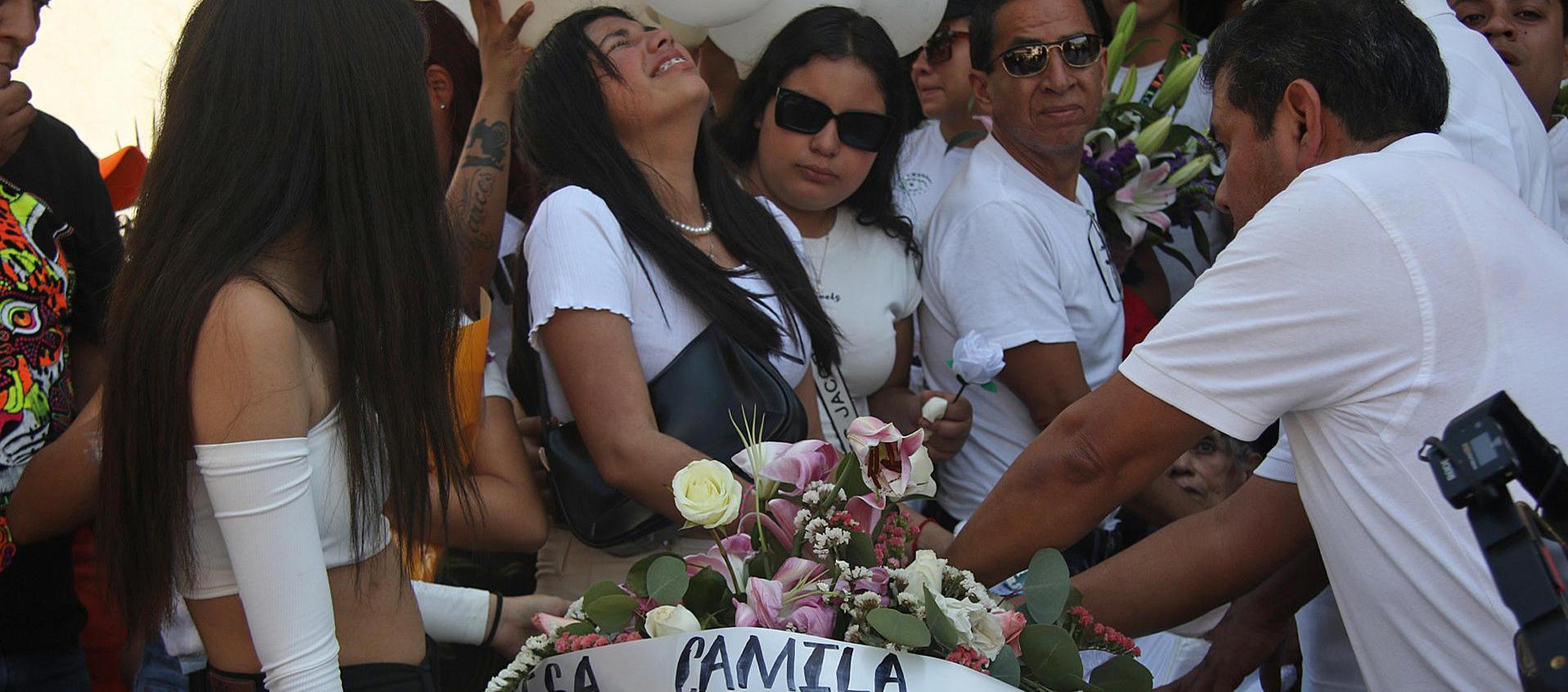 Familiares y amigos lloran sobre el ataúd de la menor de 8 años asesinada en Taxco, México
