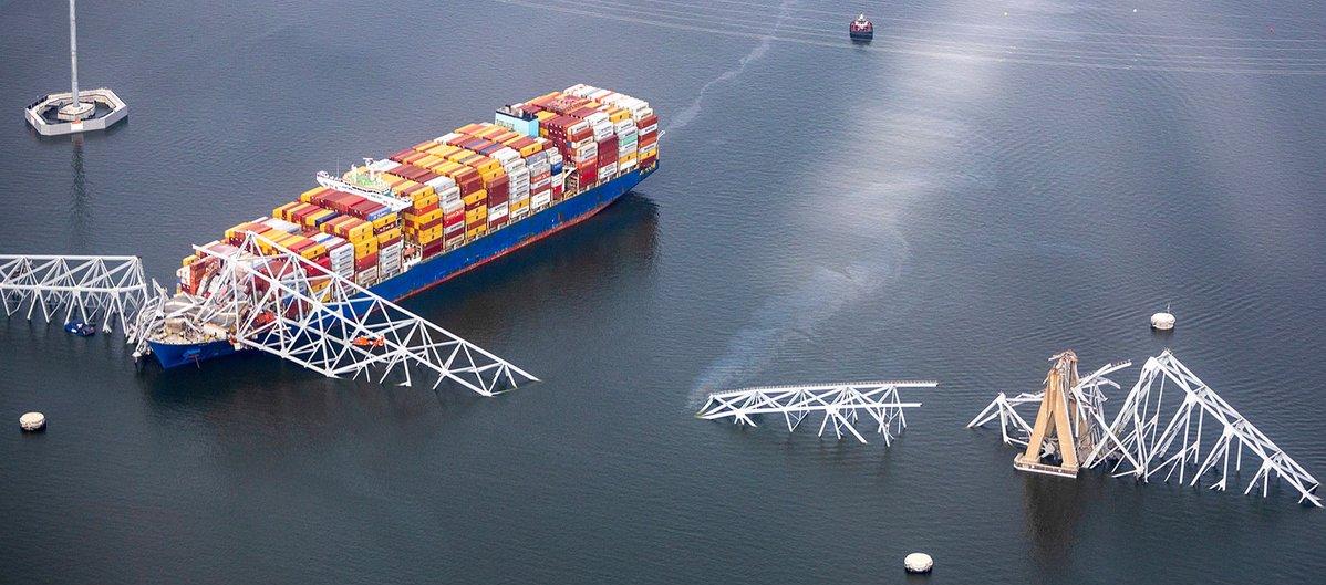Vista desde un dron del puente de Baltimore colapsado y el carguero