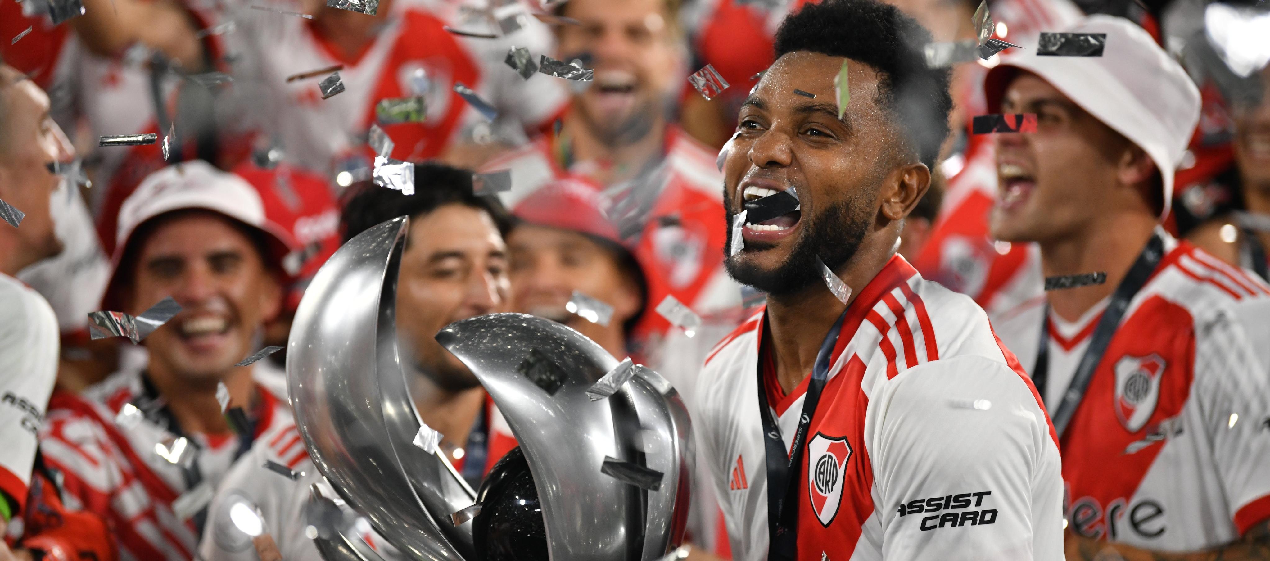 Miguel Ángel Borja celebra con el trofeo que consagró a River campeón de la Supercopa. 