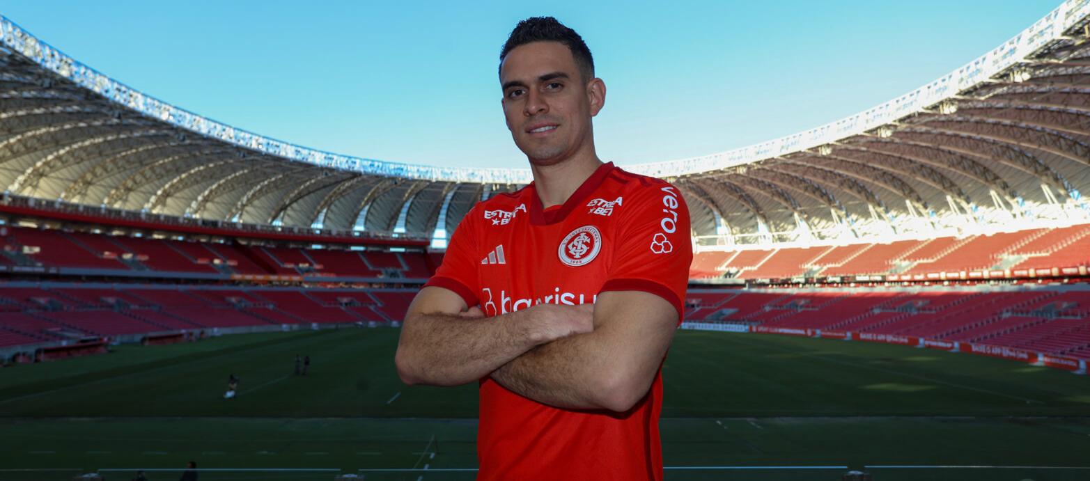 Rafael Santos Borré posando en el estadio Beira-Rio, la casa del Internacional de Porto Alegre. 