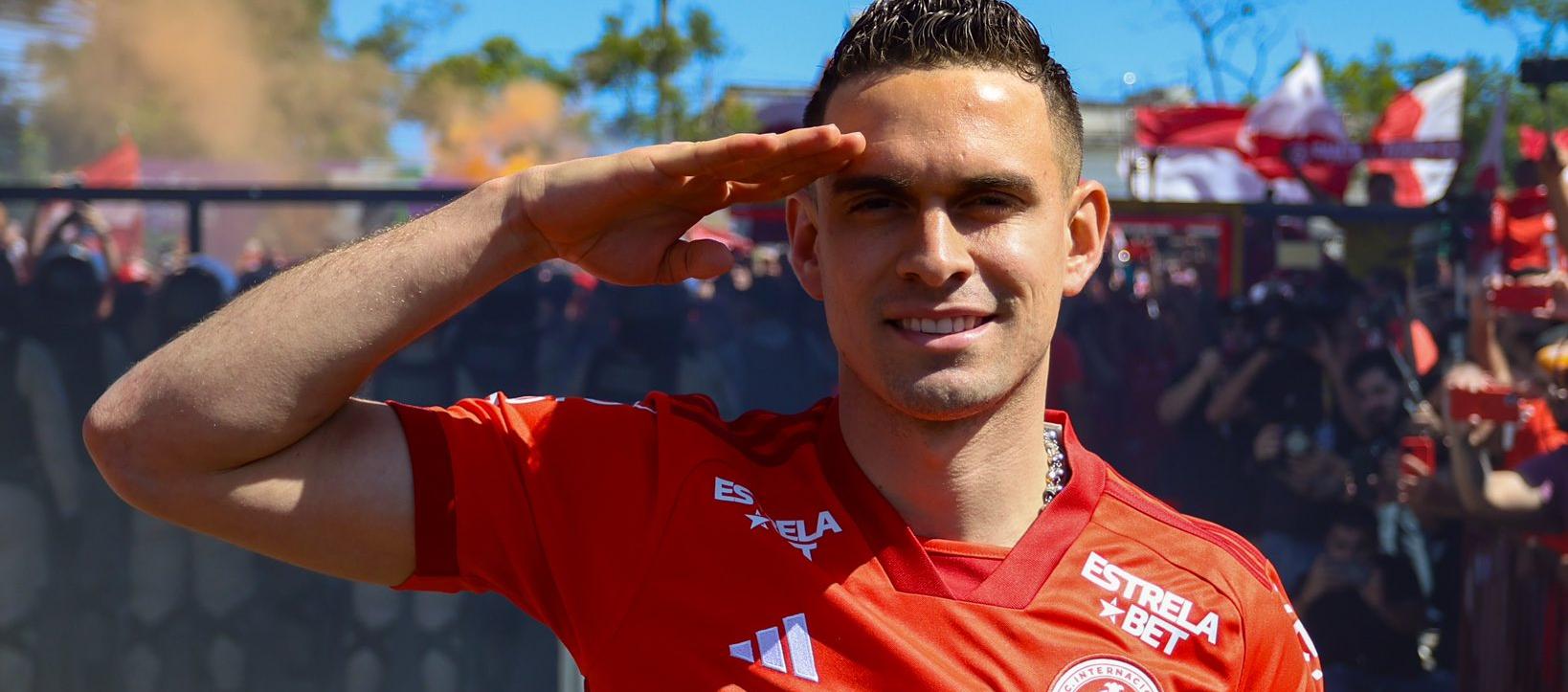Rafael Santos Borré con su saludo tradicional a los hinchas del Inter de Porto Alegre. 