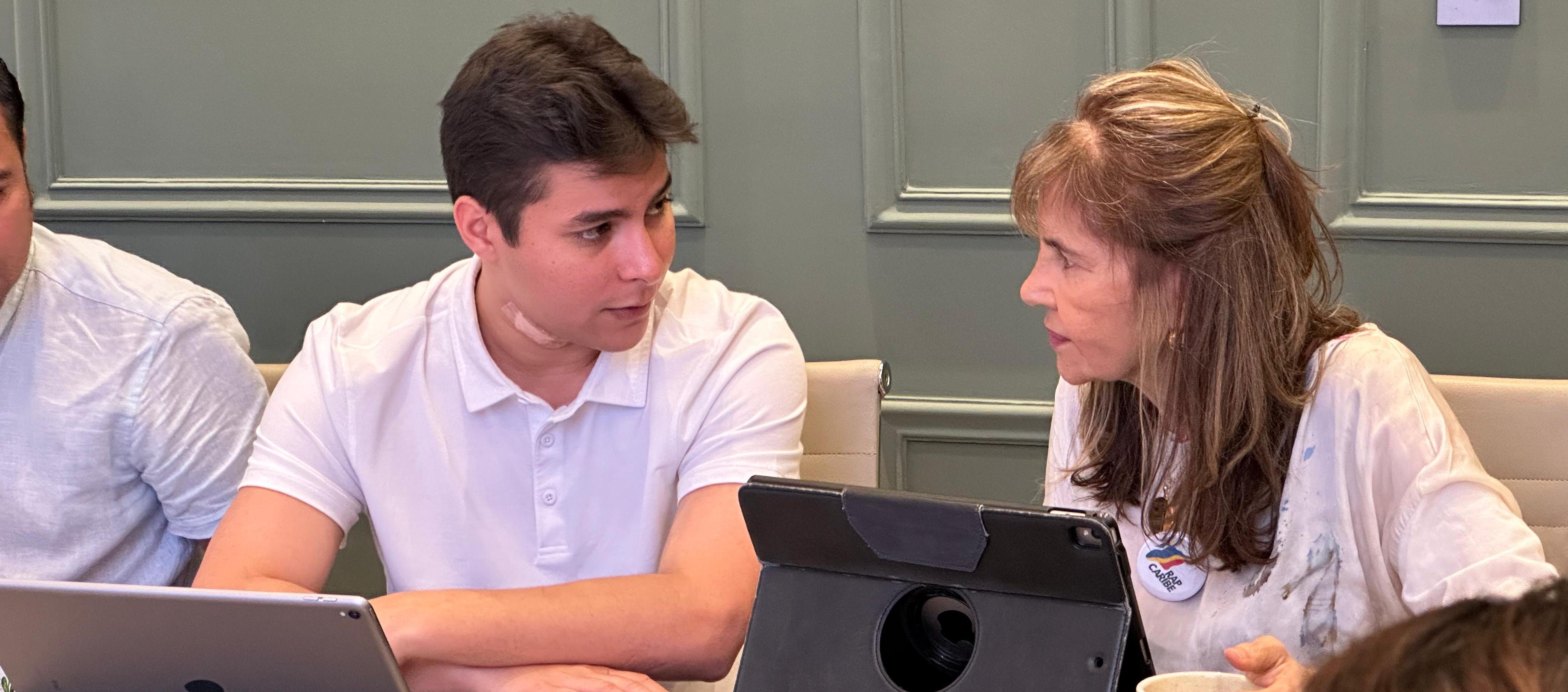 El diputado Camilo Torres dialoga con su colega Lourdes López