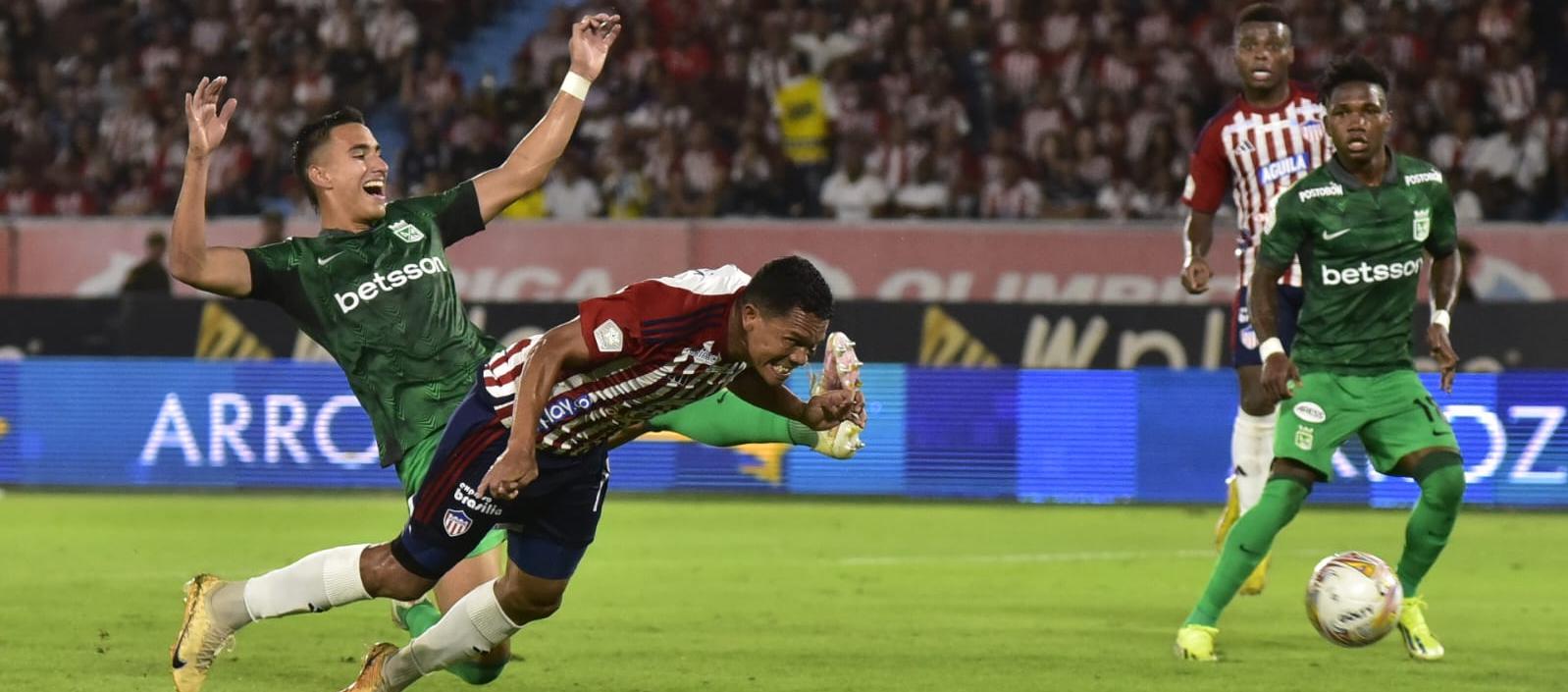 Opción clara de gol que tuvo Carlos Bacca, que manoteó el portero Harlen Castillo y luego pegó en el horizontal.