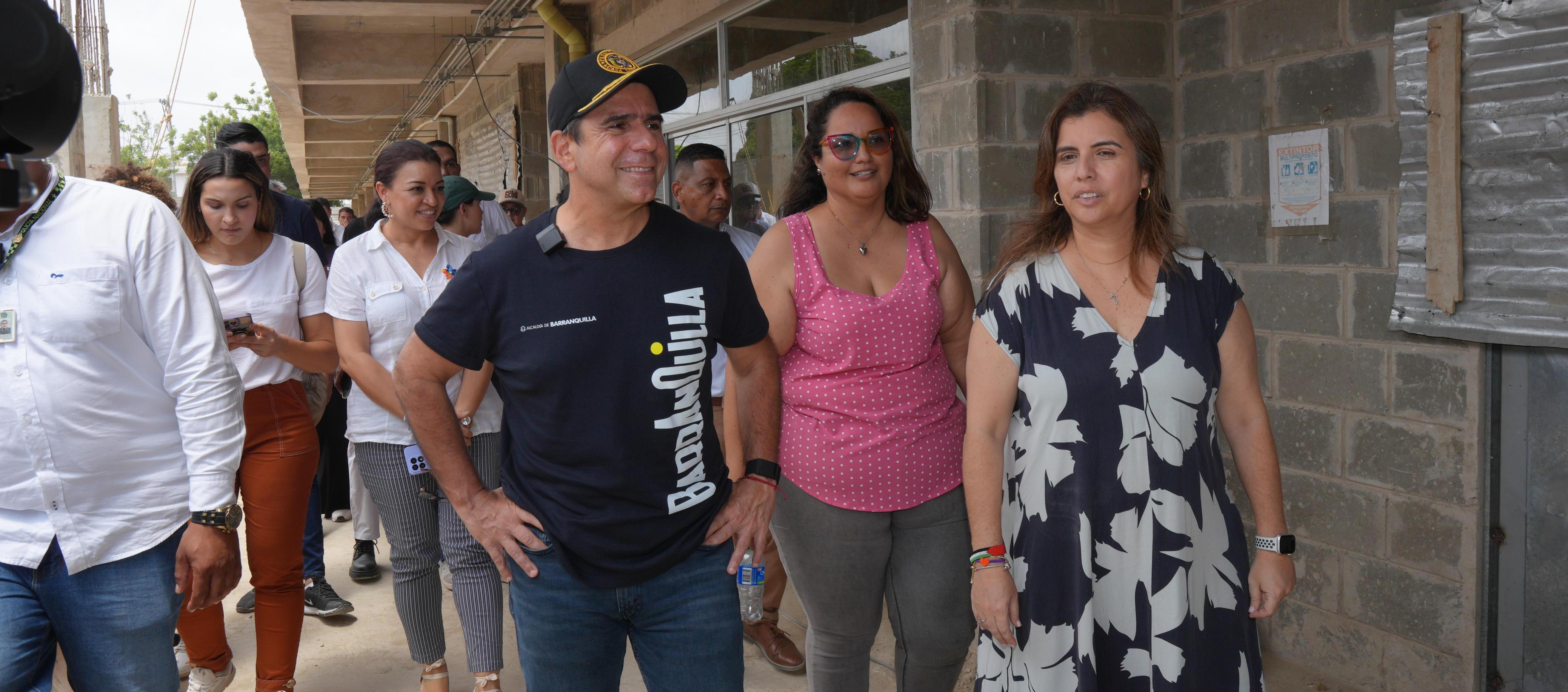 El alcalde Alex Char y la secretaria de Educación Paola Amar, en la inspección de obras a la IED Carrizal