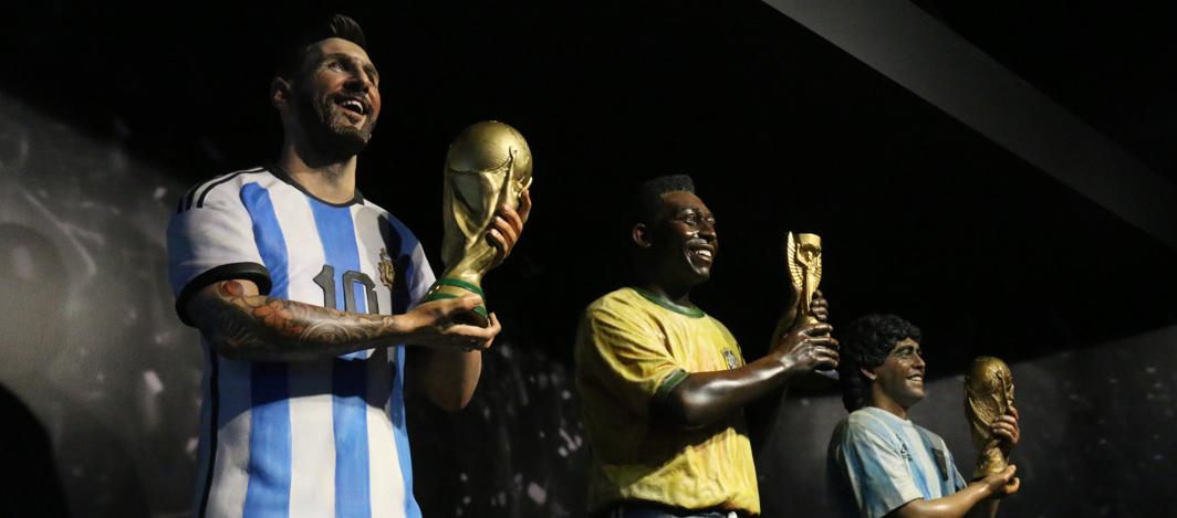 Esculturas de tres leyendas del fútbol sudamericano: Lionel Messi, Pelé y Diego Maradona. 