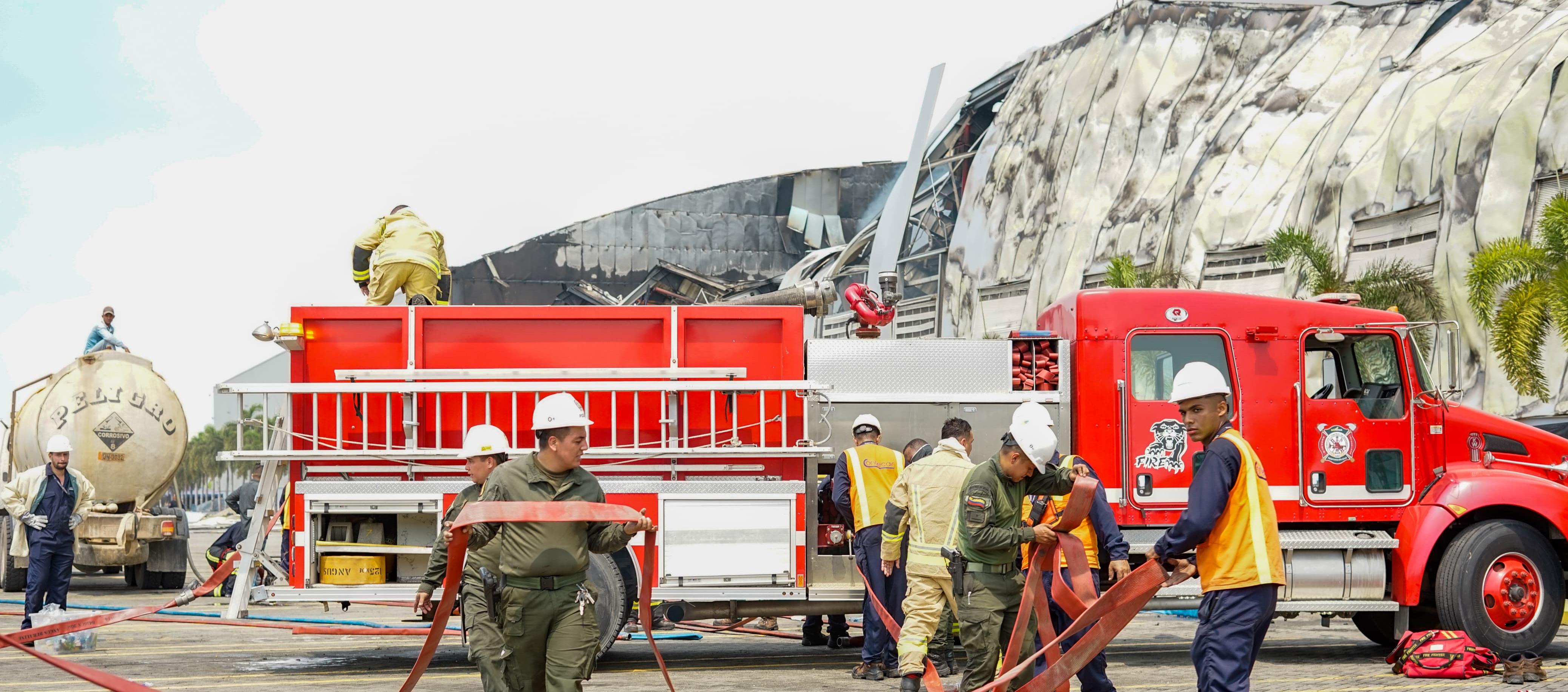 El Cuerpo de Bomberos minutos después de controlar las llamas en Contecar