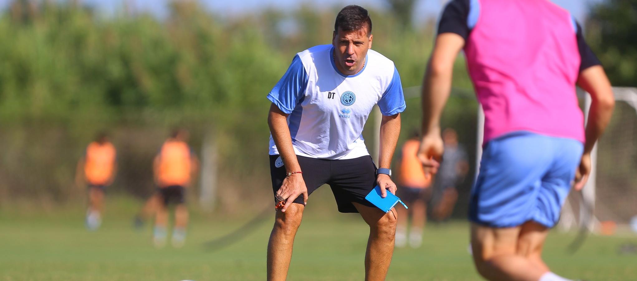 Juan Cruz Real durante su primera práctica con Belgrano en Villa Esquiú. 