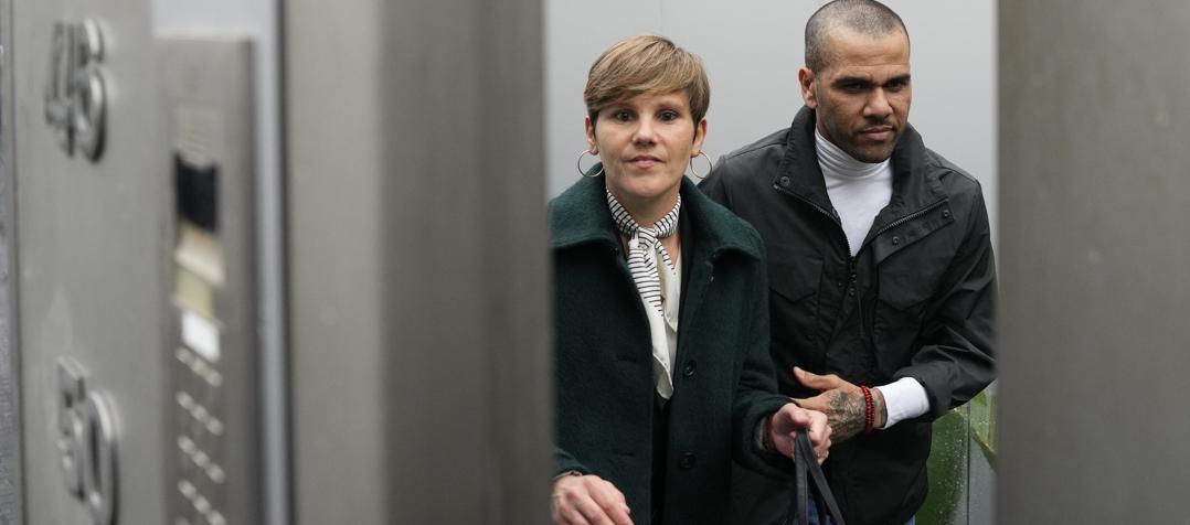 Dani Alves con su abogada Inés Guardiola tras llegar a su casa tras quedar en libertad. 