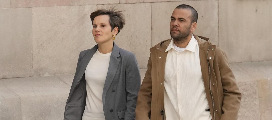 Dani Alves a su llegada a la Audiencia de Barcelona en compañía de su abogada Inés Guardiola. 