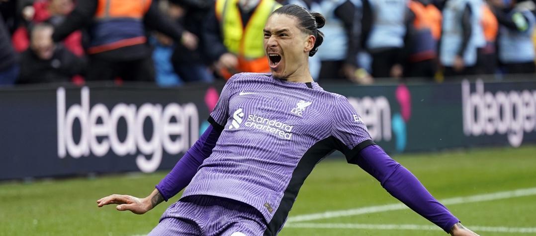 Darwin Núñez celebra tras marcar de cabeza el gol que le dio la victoria al Liverpool. 