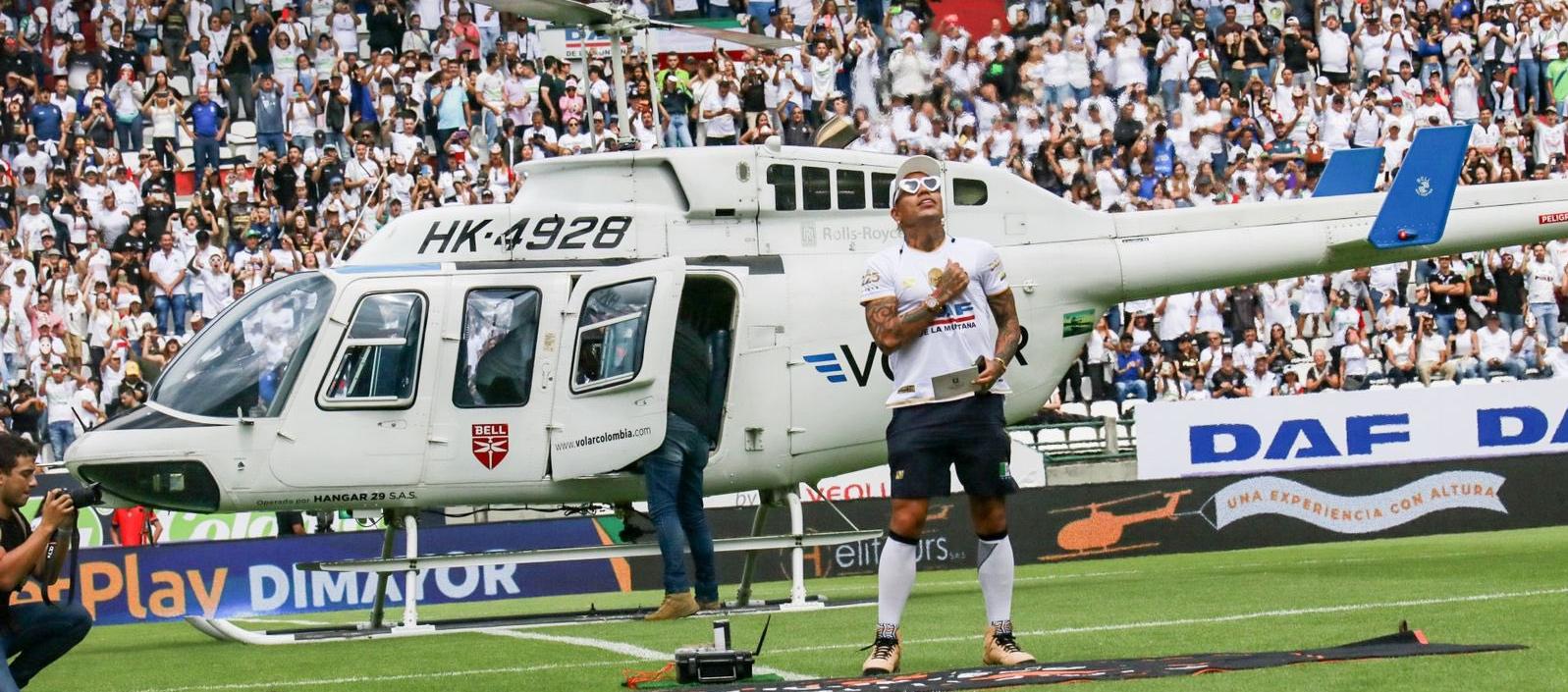 Dayro Moreno tras bajar del helicóptero que aterrizó en el gramado del estadio Palogrande. 