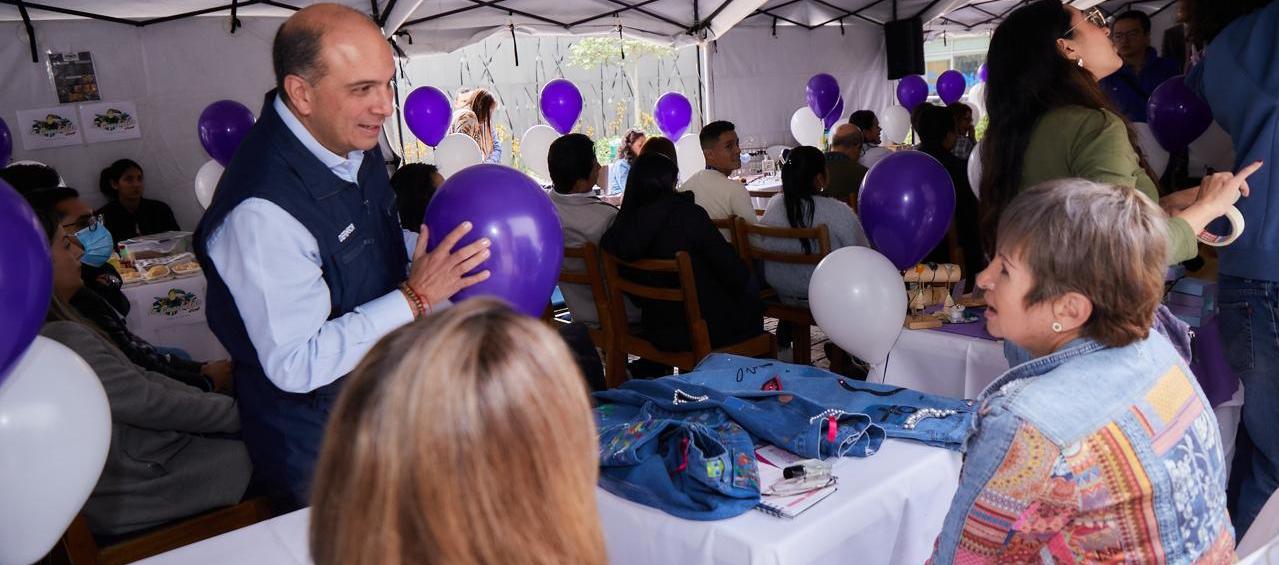 El Defensor Carlos Camargo en una feria de emprendimiento para mujeres que promueve la entidad defensora de derechos humanos