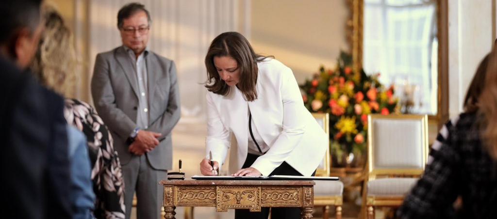 Luz Cristina López en la firma del acta de posesión ante Gustavo Petro.