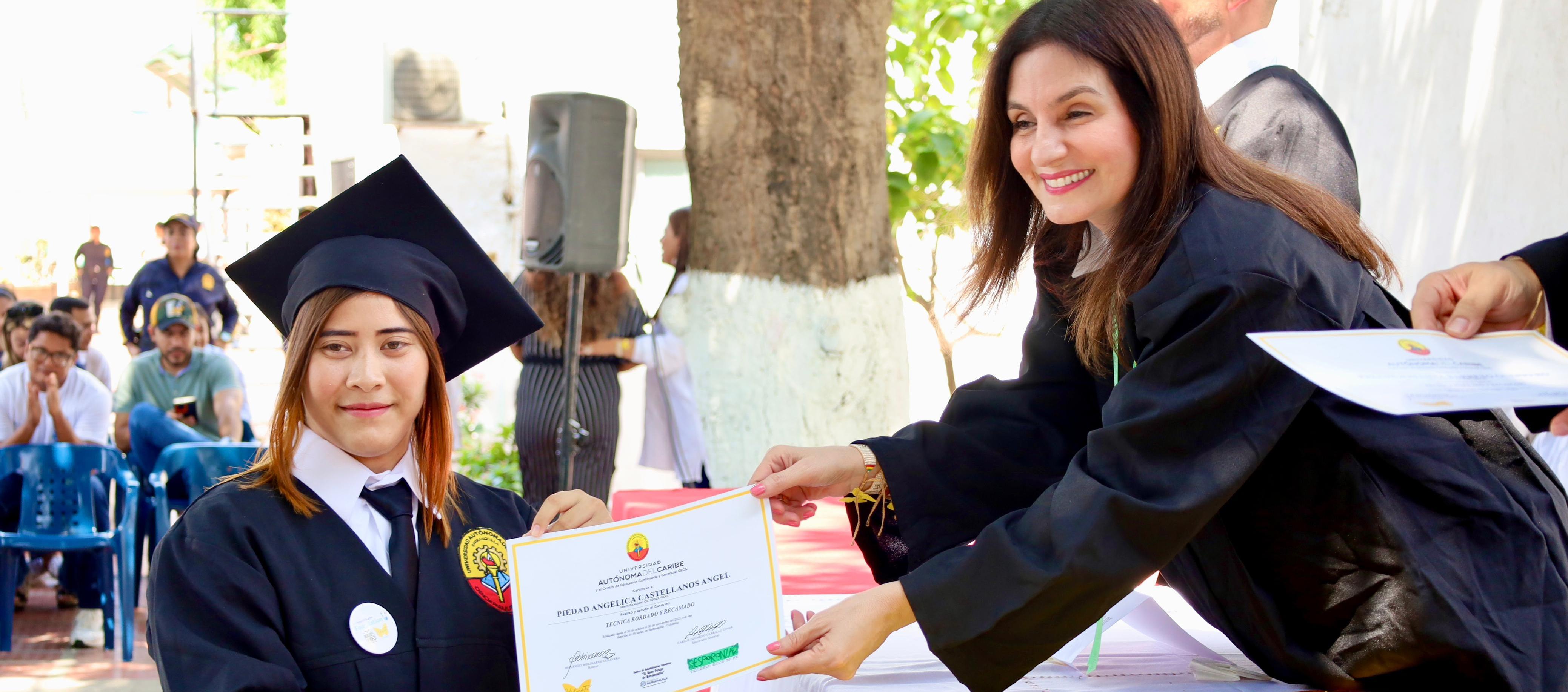 La Primera Dama, Katia Nule, con Piedad Castellanos, egresada del curso de bordado y recamado