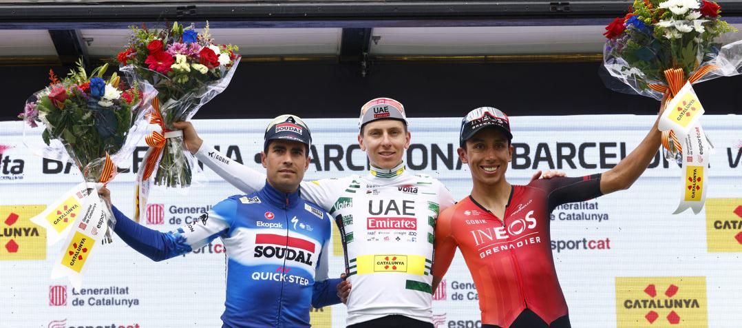 Egan Bernal en el podio de la Vuelta a Cataluña junto a Mikel Landa y Tadej Pogacar. 