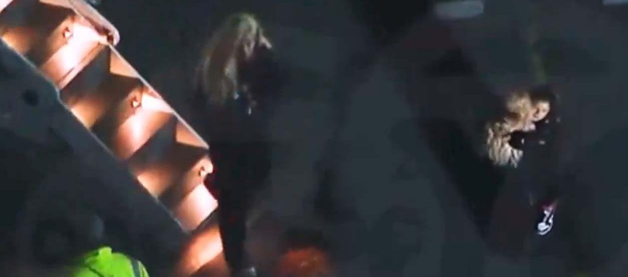 Karol G minutos después de aterrizar en su avión privado