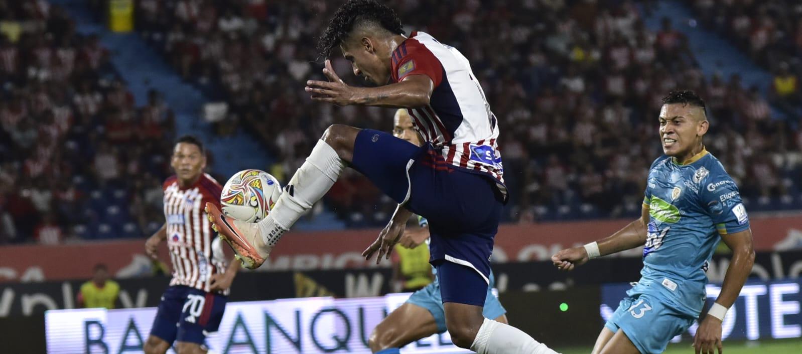 Gabriel Fuentes en el centro que sirvió para el gol de Carlos Bacca, segundo del Junior.