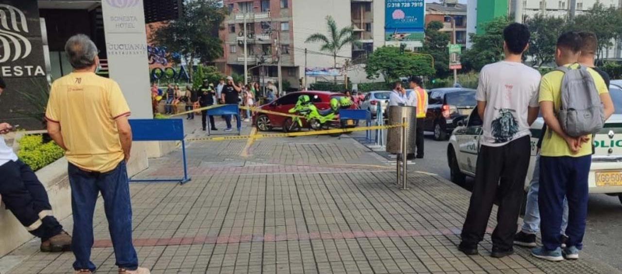 Curiosos en los alrededores de donde cayó el ciudadano norteamericano desde un quinto piso