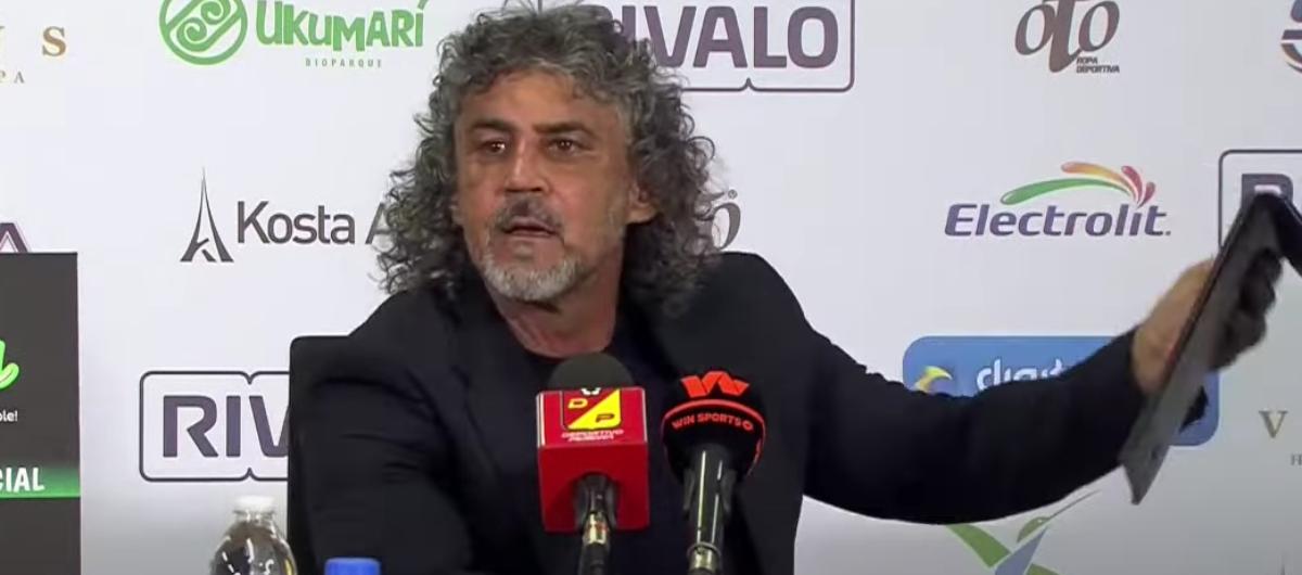 Leonel Álvarez en rueda de prensa tras el partido contra Águilas Doradas. 