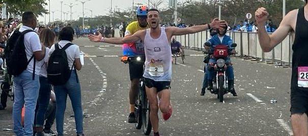 El caldense Mario Patiño cruza la meta como ganador de la categoría élite. 