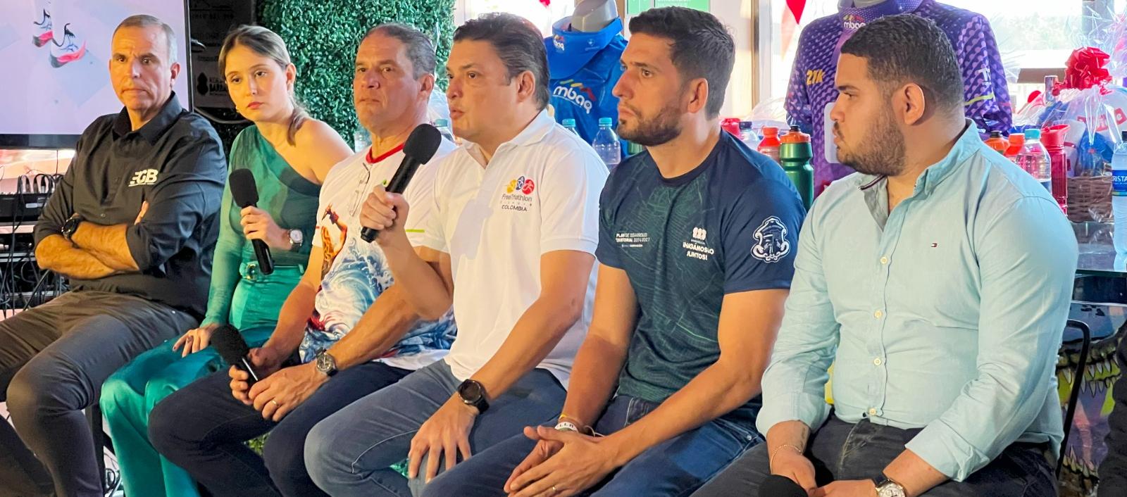 Edgardo Pantoja, Diana Guarín, Eduardo Crissien, Tito Crissien, director de la Maratón de Barranquilla, y Daniel Trujillo, durante la presentación de la carrera. 