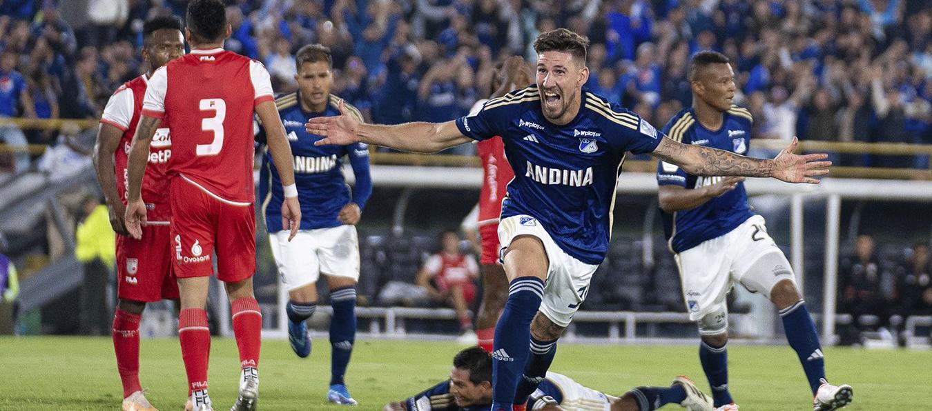 Santiago Giordana celebra tras marcar el segundo gol de Millonarios ante Santa Fe. 